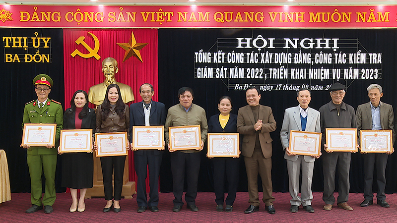 Đồng chí Phạm Duy Quang, Phó Bí thư Thường trực Thị Ủy, Chủ tịch HĐND thị xã trao giấy khen cho các tập thể, cá nhân đạt thành tích xuất sắc.