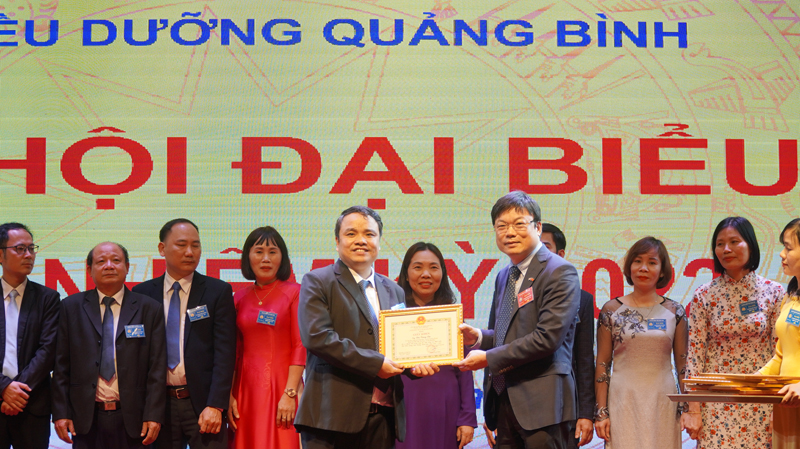 Giám đốc Sở Y tế Dương Thanh Bình trao giấy khen cho các cá nhân có thành tích xuất sắc trong công tác điều dưỡng.