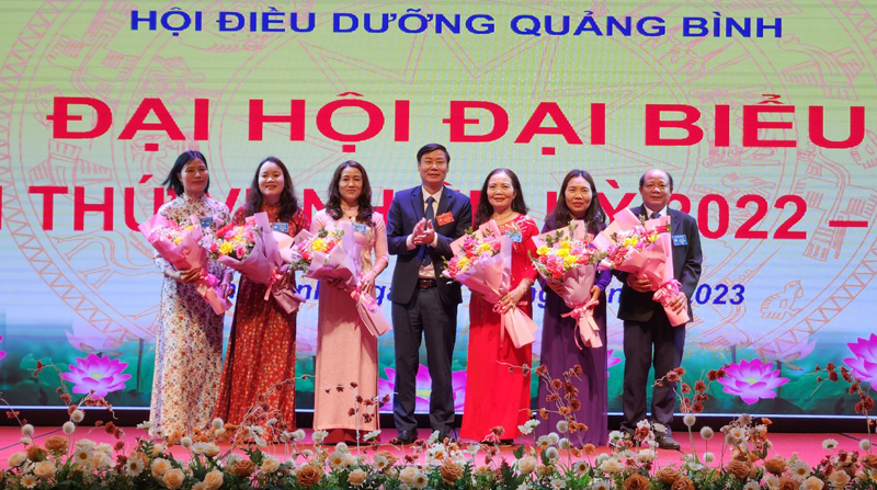  Lãnh đạo Hội Điều dưỡng tỉnh tặng hoa và quà cho các đồng chí ủy viên BCH khóa V không tái cử nhiệm kỳ mới.