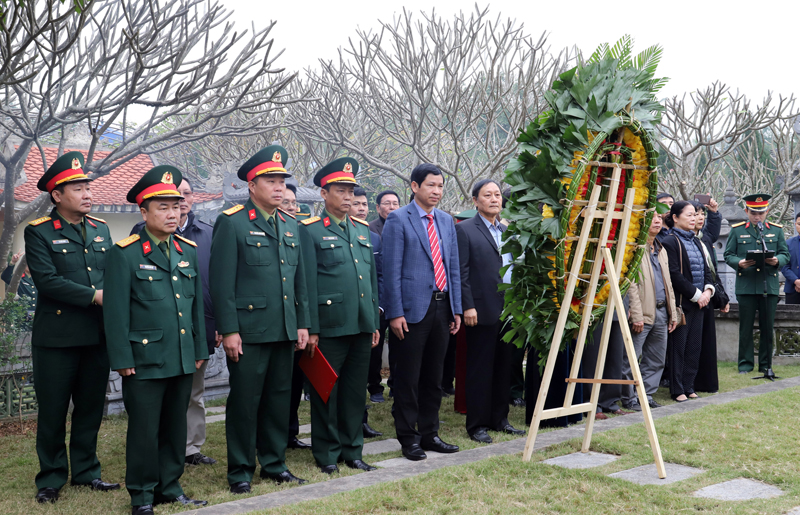 Đoàn công tác UBND tỉnh viếng mộ Trung tướng Đồng Sỹ Nguyên