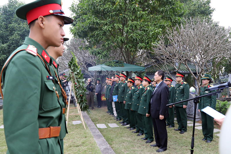 Cán, chiến sỹ Binh đoàn 12 viếng mộ Trung tướng Đồng Sỹ Nguyên