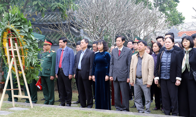 Đoàn công tác UBND tỉnh viếng mộ Trung tướng Đồng Sỹ Nguyên