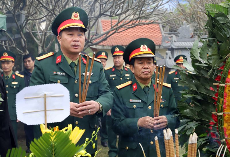Đại tá Nguyễn Hữu Ngọc, Tư lệnh Binh đoàn 12 thắp hương viếng mộ Trung tướng Đồng Sỹ Nguyên