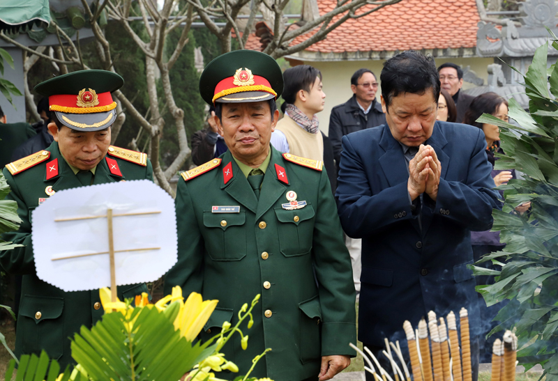 Đại diện Hội truyền thống Trường Sơn thắp hương viếng mộ Tư lệnh Đồng Sỹ Nguyên