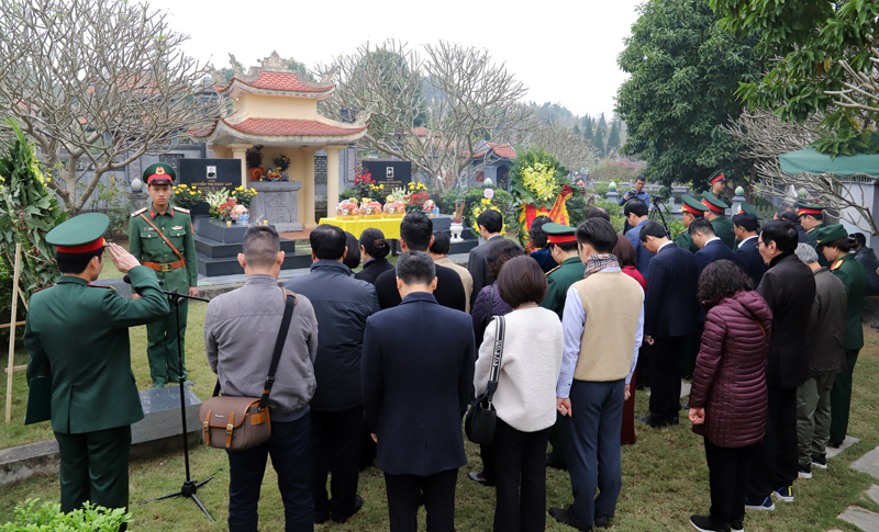 Các đại biểu dành một phút mặc niệm trước phần mộ Trung tướng Đồng Sỹ Nguyên