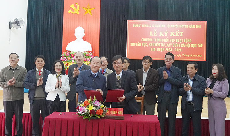  Đại diện lãnh đạo Đảng ủy Khối CCQ tỉnh và Hội Khuyến học tỉnh ký kết chương trình phối hợp.