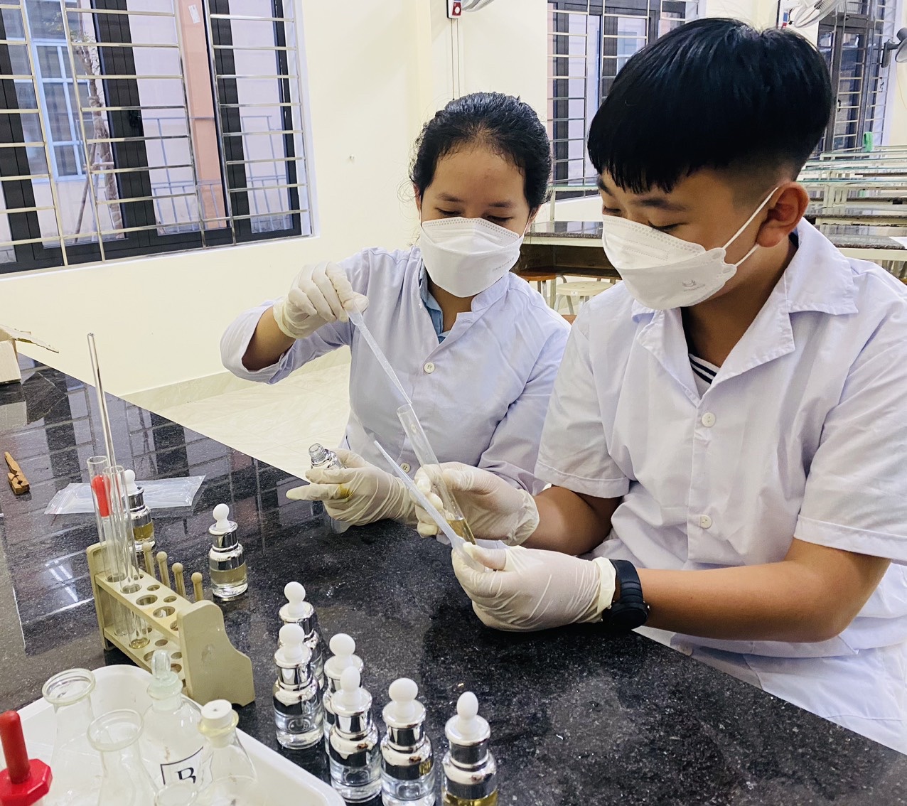 HS Trường THCS Hải Đình sử dụng lá tre để tạo thành sản phẩm chăm sóc da.