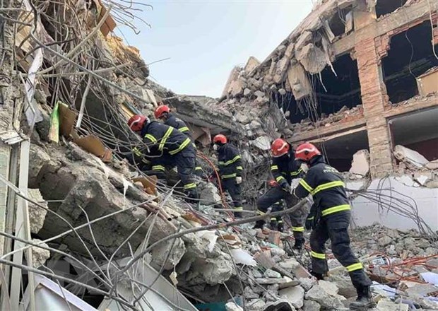 Đoàn công tác Bộ Công an, Việt Nam triển khai công tác cứu hộ, cứu nạn tại một tòa nhà ở thành phố Adiyaman, phía đông nam Thổ Nhĩ Kỳ. (Ảnh: TTXVN phát)