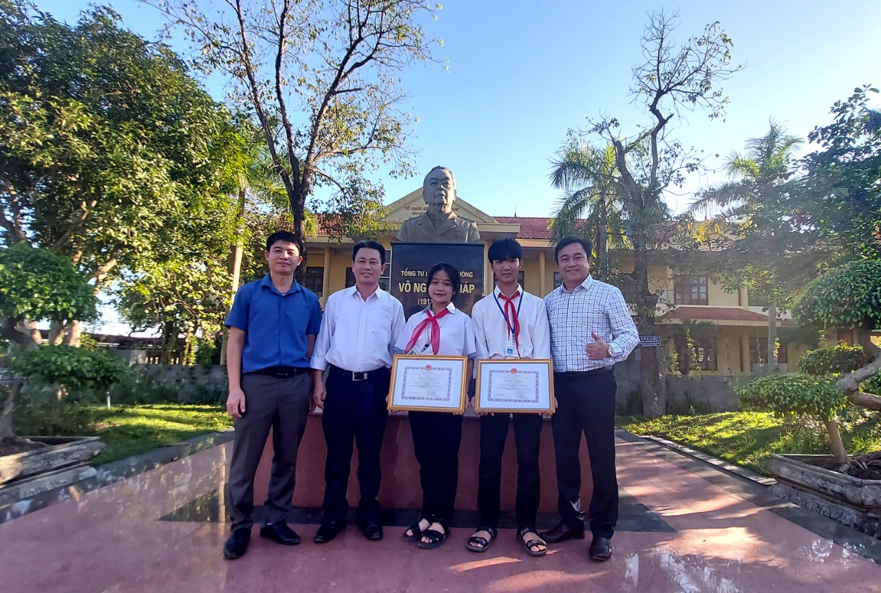 Niềm vui của thầy và trò Trường THCS Hoa Thủy sau lễ nhận giải cuộc thi KHKT HS trung học cấp tỉnh.