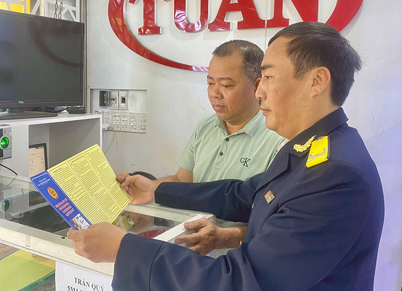 Chi cục Thuế khu vực Đồng Hới-Quảng Ninh tuyên truyền, hướng dẫn sử dụng hóa đơn theo quy định mới cho các hộ kinh doanh trên địa bàn. 