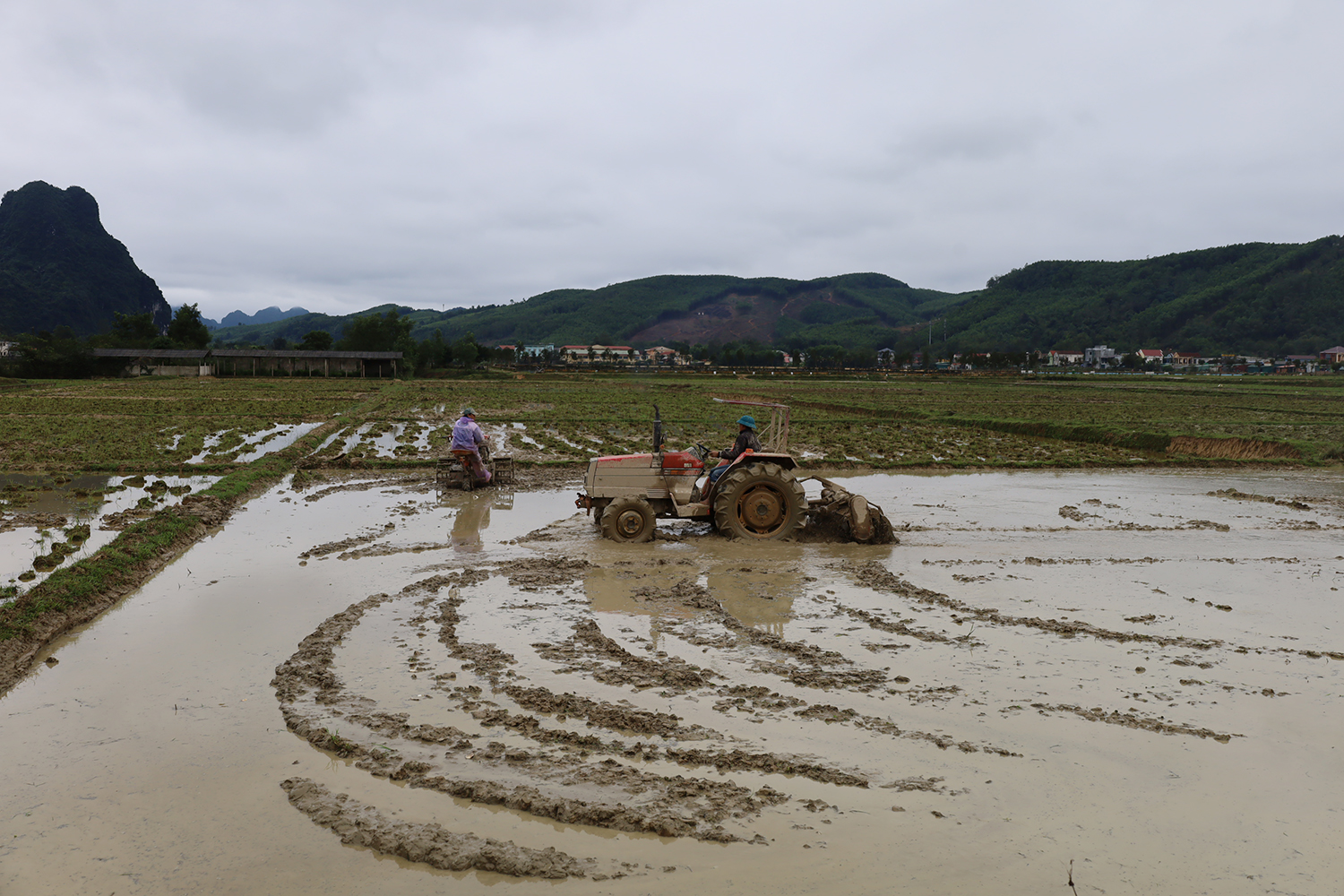 Nông dân thị trấn Quy Đạt sử dụng cơ giới hóa trong sản xuất vụ đông-xuân 2022-2023.