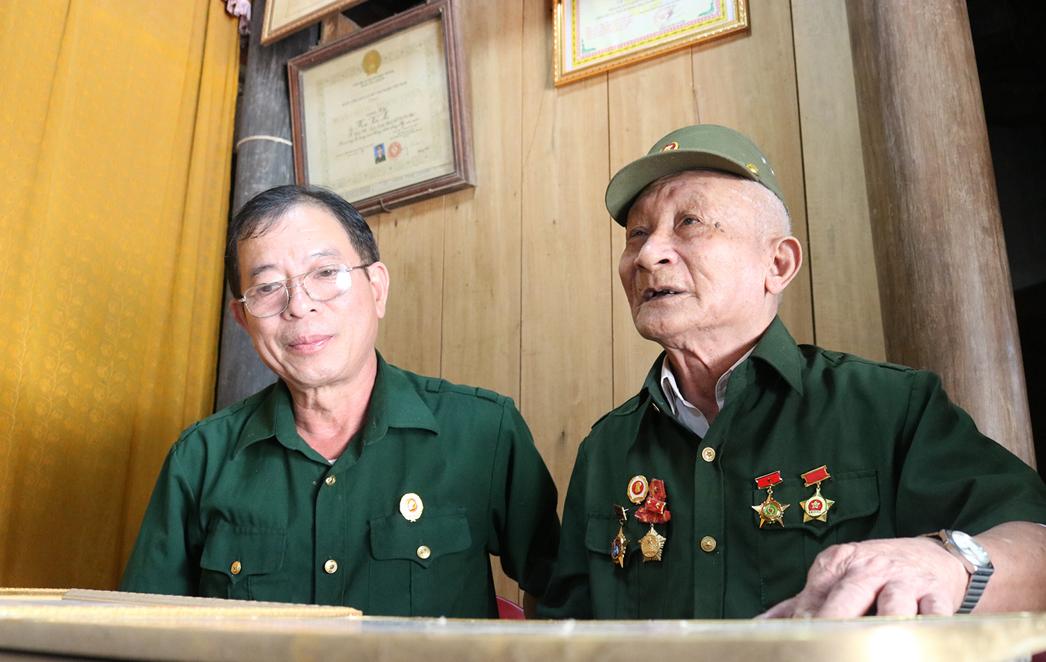 Ông Mai Văn Hà (người bên phải ảnh).