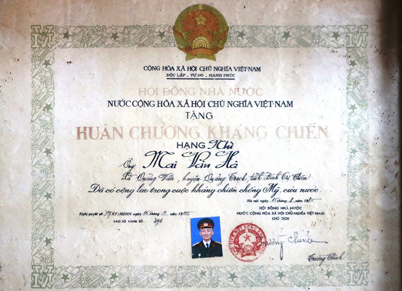 Với những thành tích trong chiến đấu, ông Mai Văn Hà được Nhà nước trao tặng Huân chương Kháng chiến hạng Nhì.