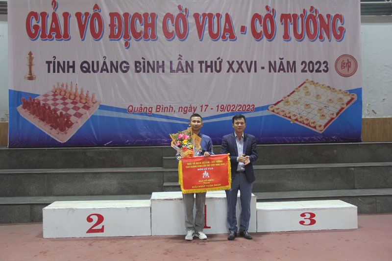 Ban tổ chức trao giải nhất toàn đoàn môn cờ vua cho đội TP. Đồng Hới.
