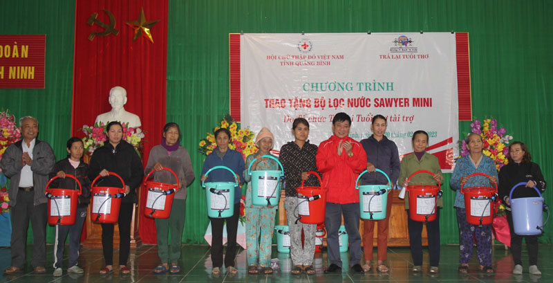 Đại diện lãnh đạo Hội CTĐ tỉnh trao bọ lộc nước cho các hộ dân xã Vĩnh Ninh.