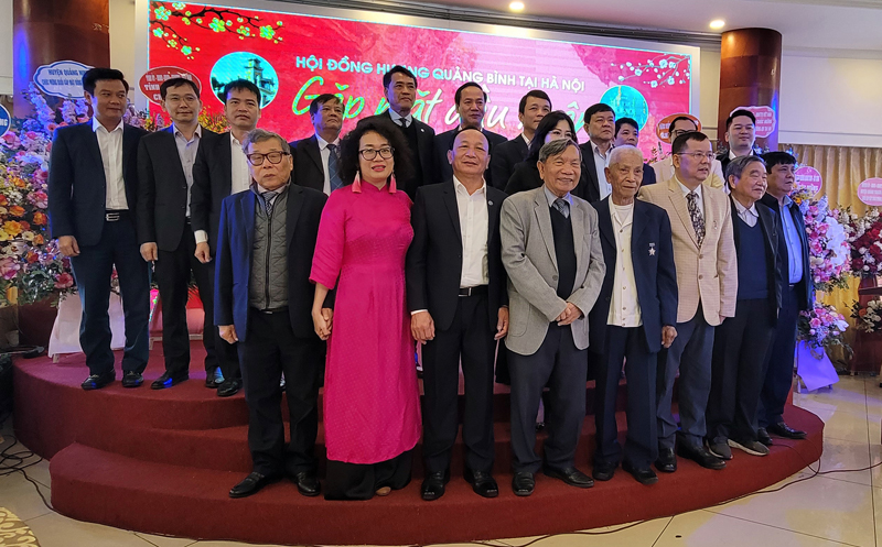 Các đồng chí lãnh đạo tỉnh chụp ảnh lưu niệm với Hội đồng hương Quảng Bình tại TP.Hà Nội
