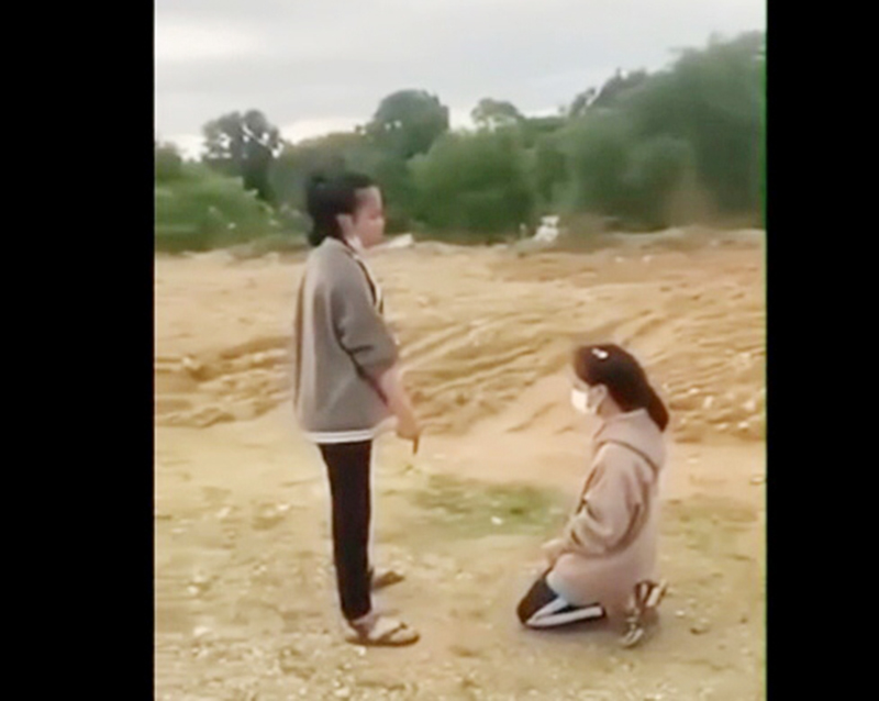 Hình ảnh nữ sinh bị bắt quỳ gối, chui qua 2 chân rất phản cảm (Ảnh cắt từ clip).
