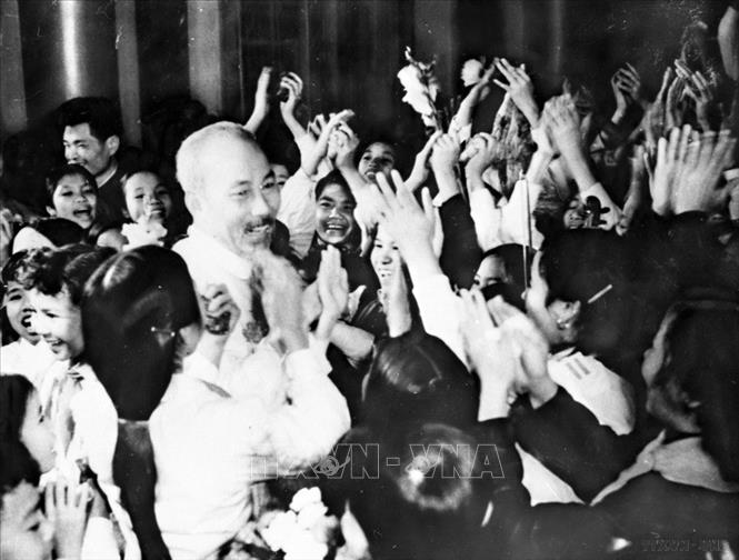 Các đại biểu dự Đại hội Văn nghệ toàn quốc lần thứ III nồng nhiệt đón chào Chủ tịch Hồ Chí Minh đến dự Đại hội (26/11/1962). Ảnh tư liệu: TTXVN