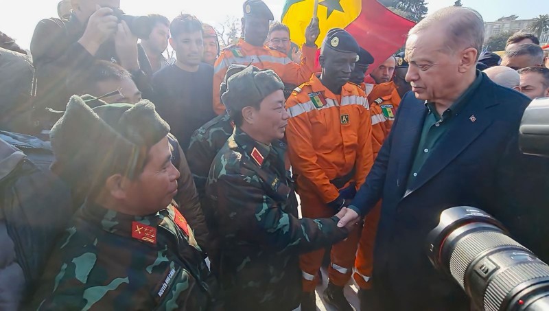 Tổng thống Thổ Nhĩ Kỳ đến thực địa cảm ơn lực lượng tìm kiếm cứu nạn của Việt Nam.