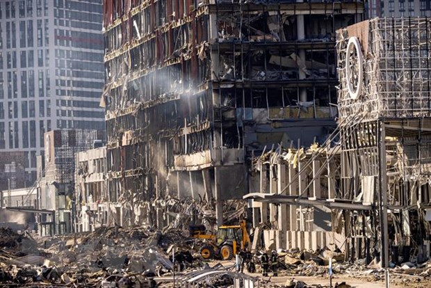 Những tòa nhà bị phá hủy trong xung đột tại tại phía Bắc thủ đô Kiev, Ukraine ngày 21/3/2022. (Ảnh: AFP/TTXVN)