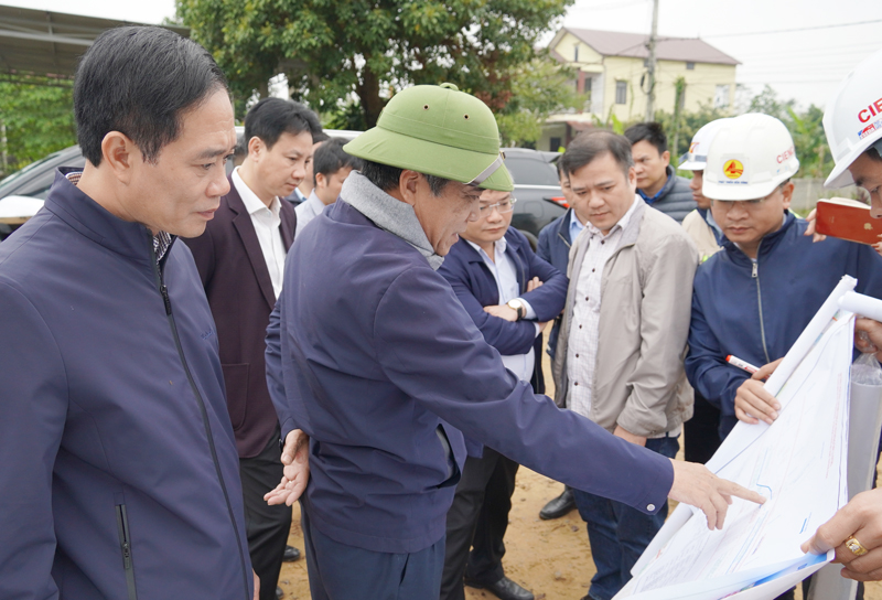 Đồng chí Phó Chủ tịch thường trực UBND tỉnh Đoàn Ngọc Lâm kiểm tra thực địa một điểm đang cần GPMB gấp để mở đường vận chuyển vật liệu.