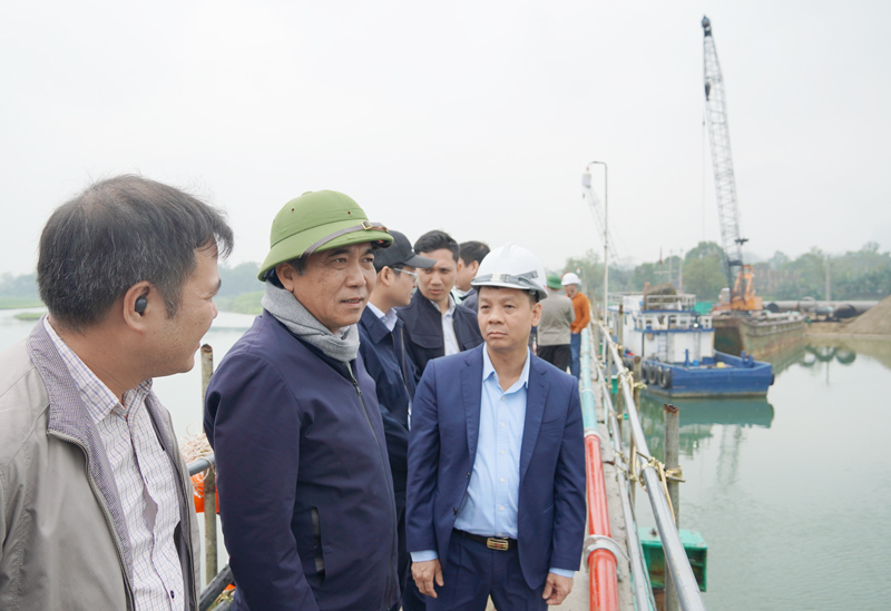 Đồng chí Phó Chủ tịch Thường trực UBND tỉnh Đoàn Ngọc Lâm kiểm tra thi công công trình cầu Long Đại.