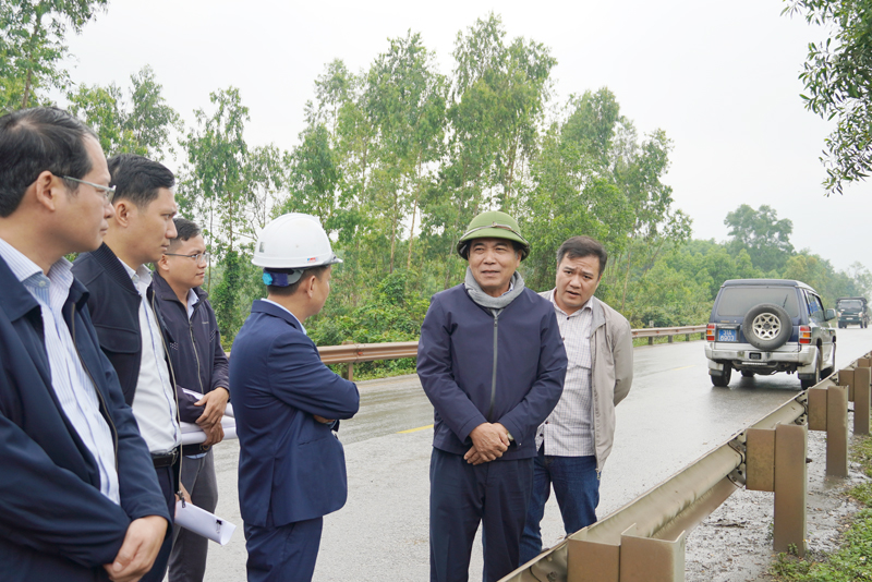 Đồng chí Phó Chủ tịch Thường trực UBND tỉnh Đoàn Ngọc Lâm kiểm tra thực địa hướng tuyến tại gói thầu xây lắp số 2, Dự án thành phần Bùng-Vạn Ninh.