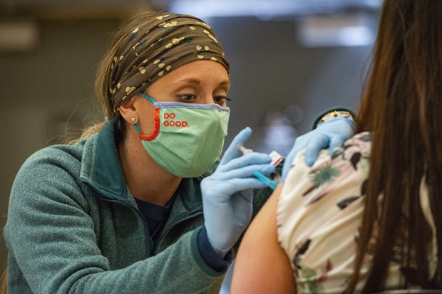 Nhân viên y tế tiêm vaccine ngừa COVID-19 cho người dân tại Bidderford, Maine, Mỹ. (Ảnh: AFP/TTXVN)