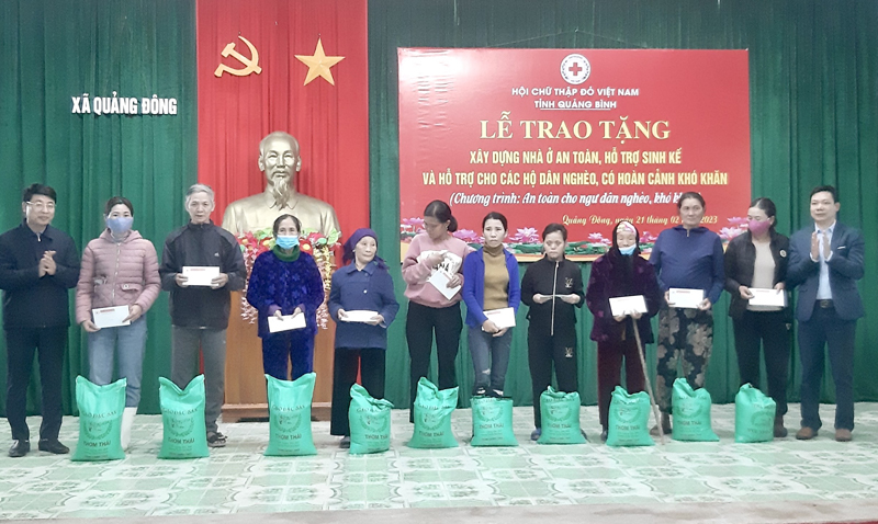 Trao quà cho các hộ dân có hoàn cảnh khó khăn ở xã Quảng Đông.