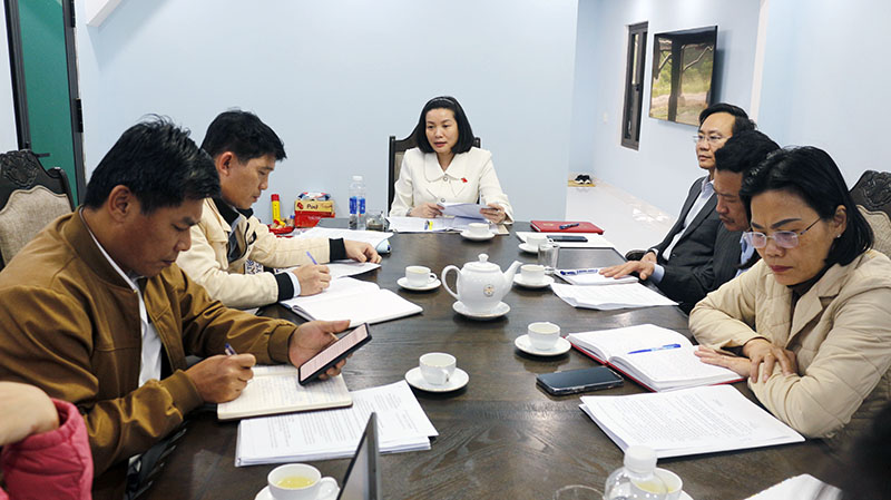 Đoàn đại biểu Quốc hội tỉnh Quảng Bình làm việc với đại diện Công ty TNHH xây dựng tổng hợp Hoàng Đức.