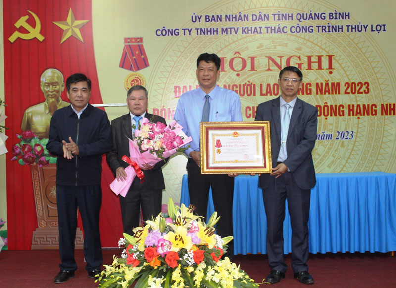 Thừa ủy quyền của Chủ tịch nước, đồng chí Phó Chủ tịch Thường trực UBND tỉnh Đoàn Ngọc Lâm trao Huân chương Lao động hạng Nhất cho công ty.