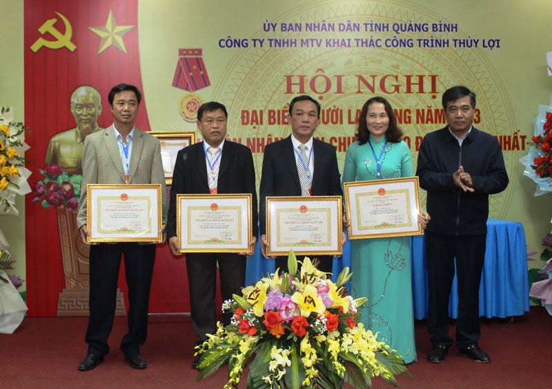 Đồng chí Phó Chủ tịch Thường trực UBND tỉnh Đoàn Ngọc Lâm trao danh hiệu Tập thể lao động xuất sắc cho 3 tập thể và bằng khen cho 1 tập thể vì đã có thành tích xuất sắc trong công tác năm 2022.