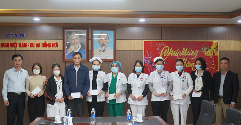 Đại diện CLB golf Blouse trắng trao quà cho các thầy thuốc mắc bệnh ung thư tại Bệnh viện Hữu nghị Việt Nam-Cuba Đồng Hới. 