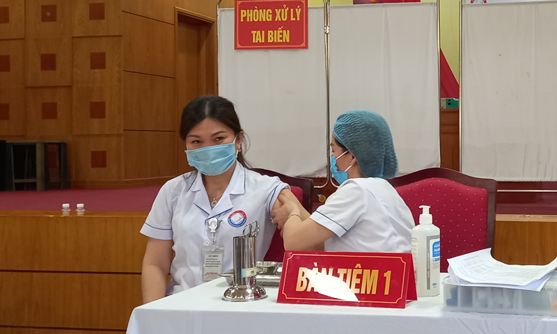 Y bác sĩ Bệnh viện hữu nghị Việt Nam-Cuba Đồng Hới tiêm vắc-xin phòng Covid-19.