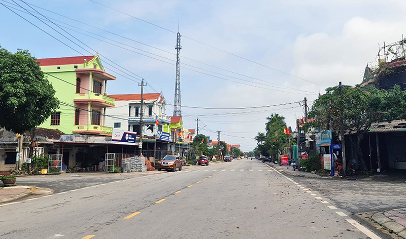 Nhiều tuyến đường chính trên địa bàn thị trấn Quán Hàu đã được nâng cấp, đáp ứng nhu cầu đi lại của người dân.