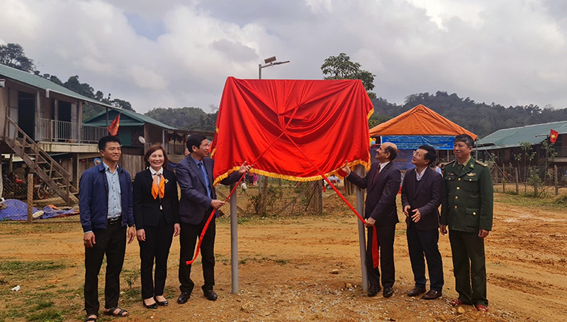 Đồng chí Phó Chủ tịch UBND tỉnh Hồ An Phong và Đại sứ đặc mệnh toàn quyền Ấn Độ tại Việt Nam Sandeep Arya rút băng khánh thành công trình “Xây dựng hệ thống cung cấp nước sinh hoạt và xử lý môi trường” tại bản Sắt.