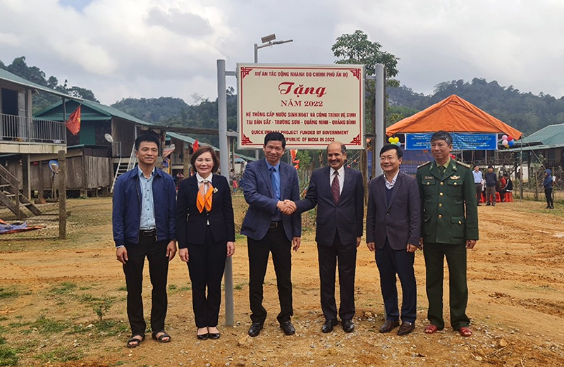 Đồng chí Phó Chủ tịch UBND tỉnh Hồ An Phong và Đại sứ đặc mệnh toàn quyền Ấn Độ tại Việt Nam Sandeep Arya rút băng khánh thành công trình “Xây dựng hệ thống cung cấp nước sinh hoạt và xử lý môi trường” tại bản Sắt.
