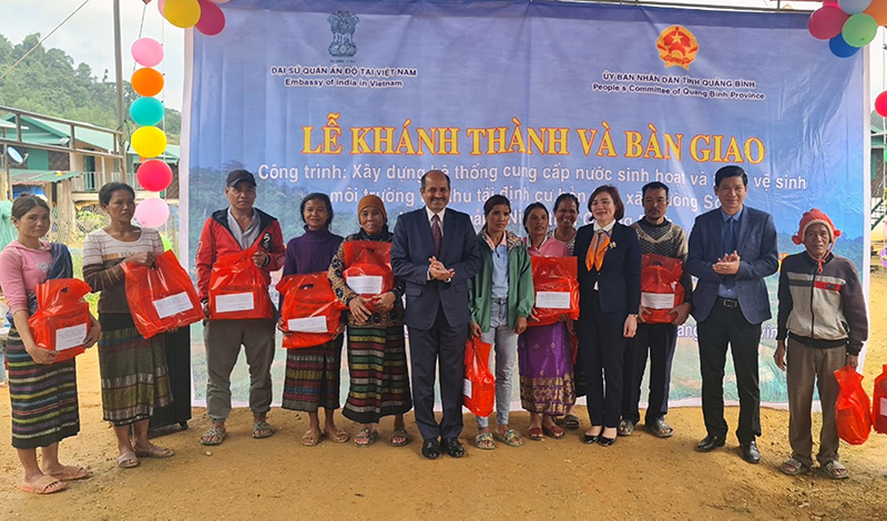 Đồng chí Phó Chủ tịch UBND tỉnh Hồ An Phong và Đại sứ đặc mệnh toàn quyền Ấn Độ tại Việt Nam Sandeep Arya tặng quà cho bà con bản Sắt, xã Trường Sơn. 