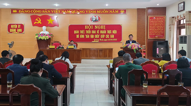 Đồng chí Bí thư Huyện uỷ Quảng Ninh Trần Quốc Tuấn phát biểu chỉ đạo tại hội nghị. 