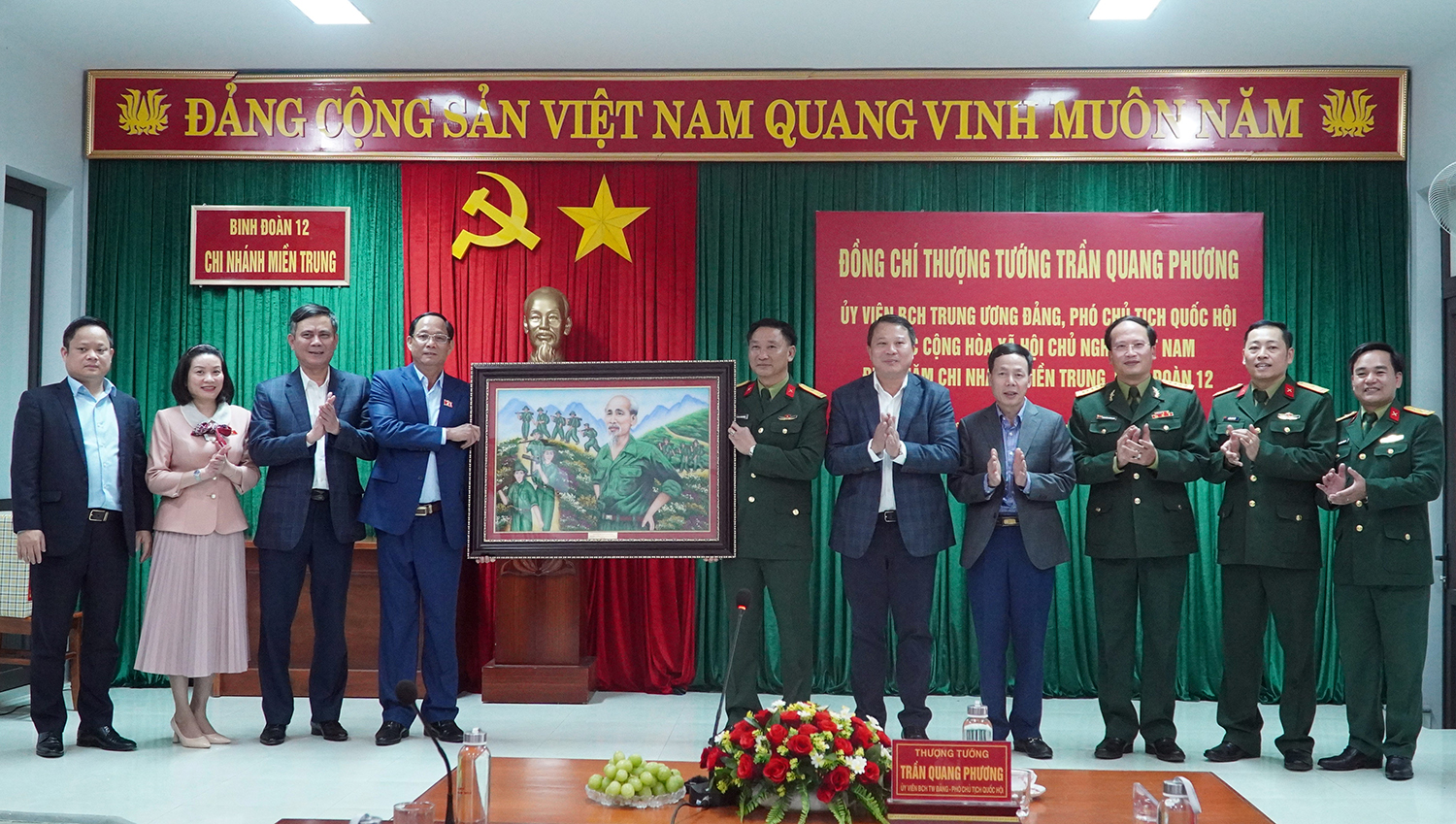 Đồng chí Thượng tướng, Phó Chủ tịch Quốc hội Trần Quang Phương và các đồng chí lãnh đạo tỉnh tặng quà, chụp ảnh lưu niệm với cán bộ, chiên sĩ Binh đoàn 12