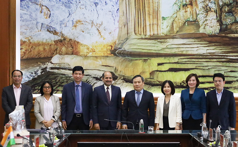 Các đồng chí lãnh đạo tỉnh chụp ảnh lưu niệm với đoàn công tác Đại sứ quán Ấn Độ tại Việt Nam.