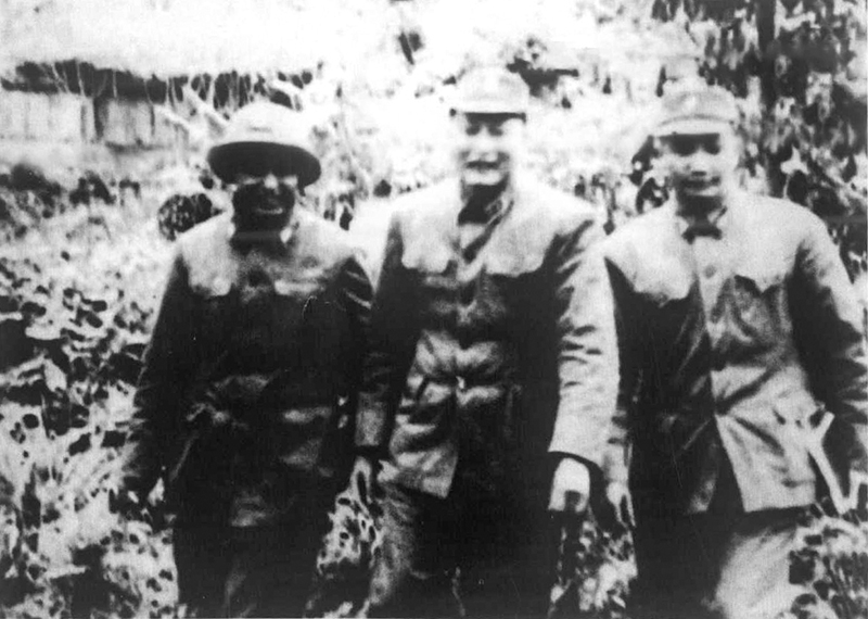 Tư lệnh Đồng Sỹ Nguyên với Chính ủy Trung đoàn 515 Hoàng Anh Tuấn và Chính ủy Sư đoàn 473 Nguyễn Sĩ Chia