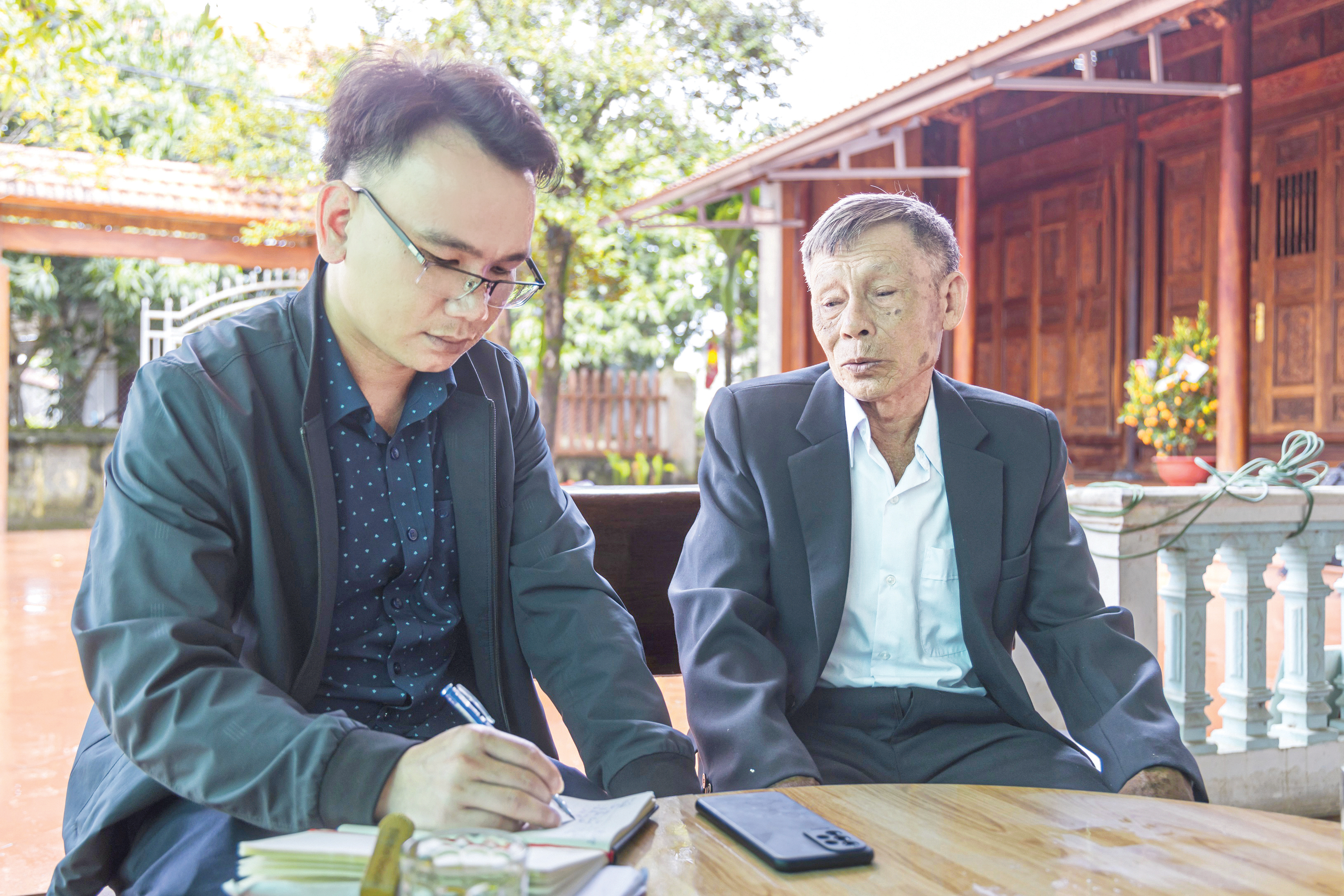 Ông Võ Xuân Khước trò chuyện với phóng viên về những kỷ niệm với Trung tướng Đồng Sỹ Nguyên. Ảnh: Nguyễn Hải