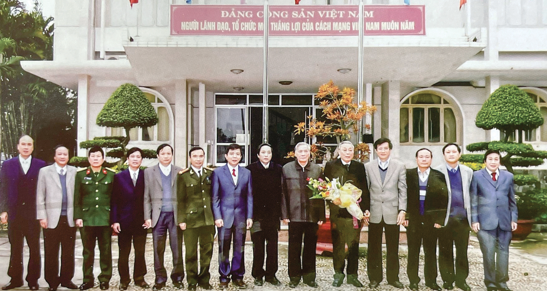 Trung tướng Đồng Sỹ Nguyên chụp ảnh với lãnh đạo tỉnh Quảng Bình. Ảnh: Tư liệu