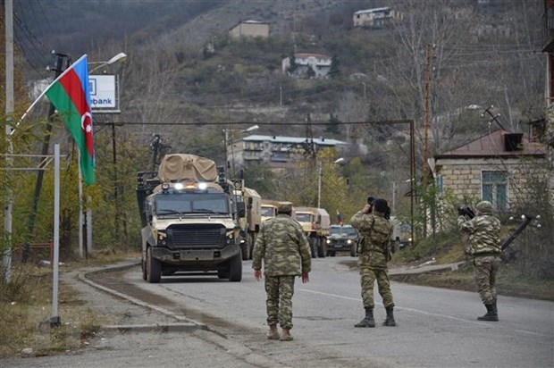 Binh sỹ và xe quân sự của Azerbaijan di chuyển qua thị trấn Lachin, gần khu vực biên giới với Armenia ngày 1/12/2020. (Ảnh: AFP/TTXVN)