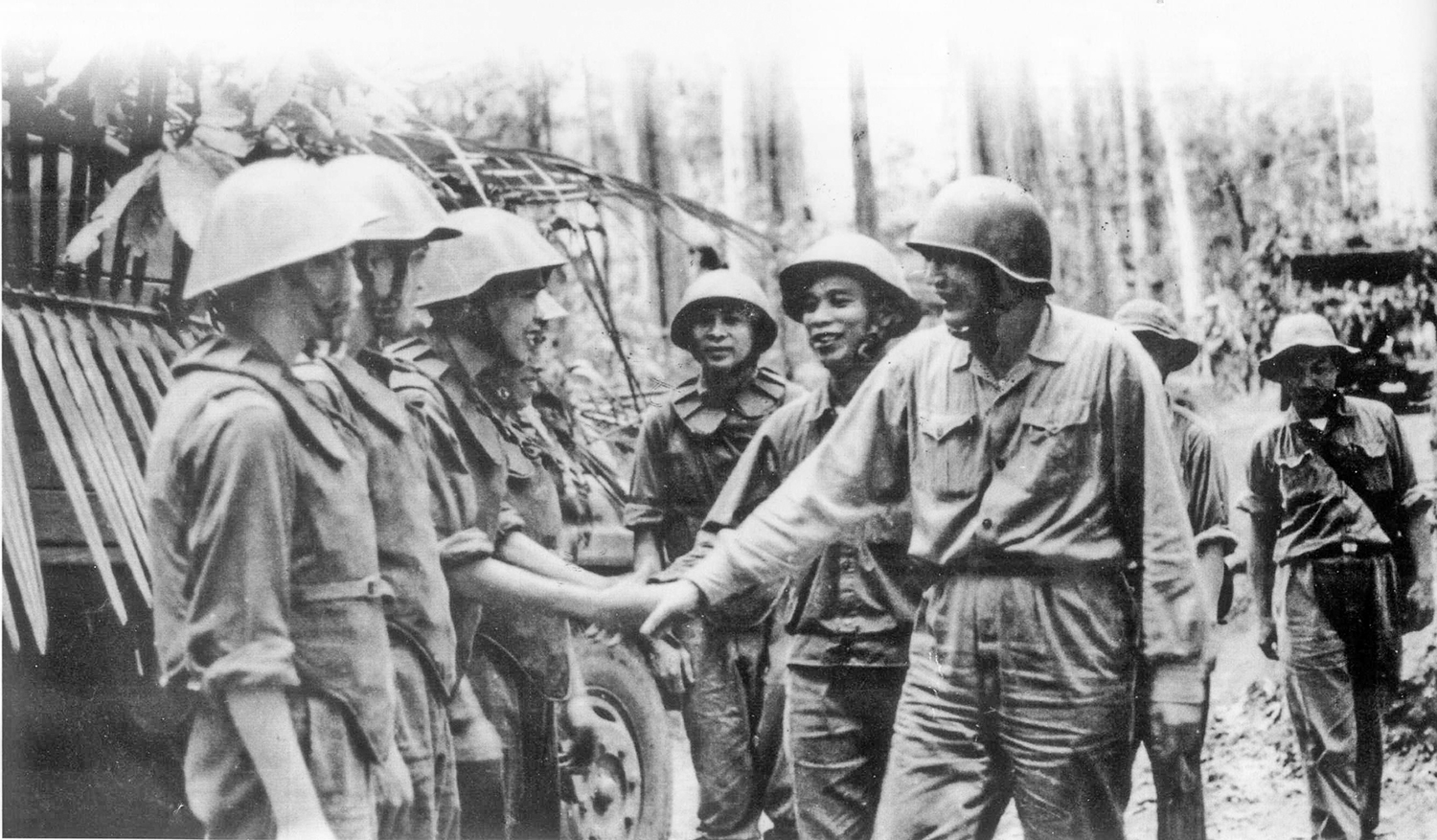 Tư lệnh Đồng Sỹ Nguyên kiểm tra Tiểu đoàn xe 101, tại trọng điểm Văng Mu. Ảnh: Tư liệu