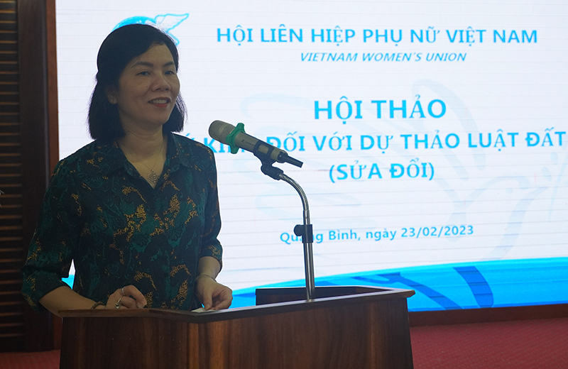  Đồng chí Phó Chủ tịch Hội LHPN Việt Nam Nguyễn Thị Minh Hương phát biểu đặt vấn đề tại hội thảo.