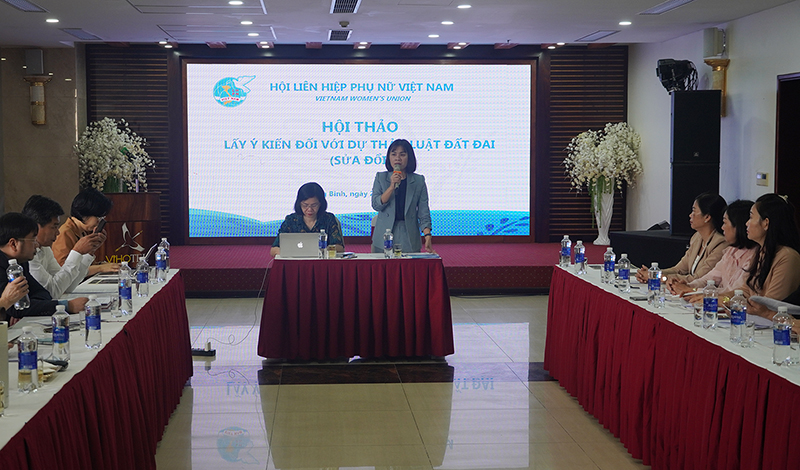 Đồng chí Chủ tịch Hội LHPN tỉnh Diệp Thị Minh Quyết điều hành hội thảo.