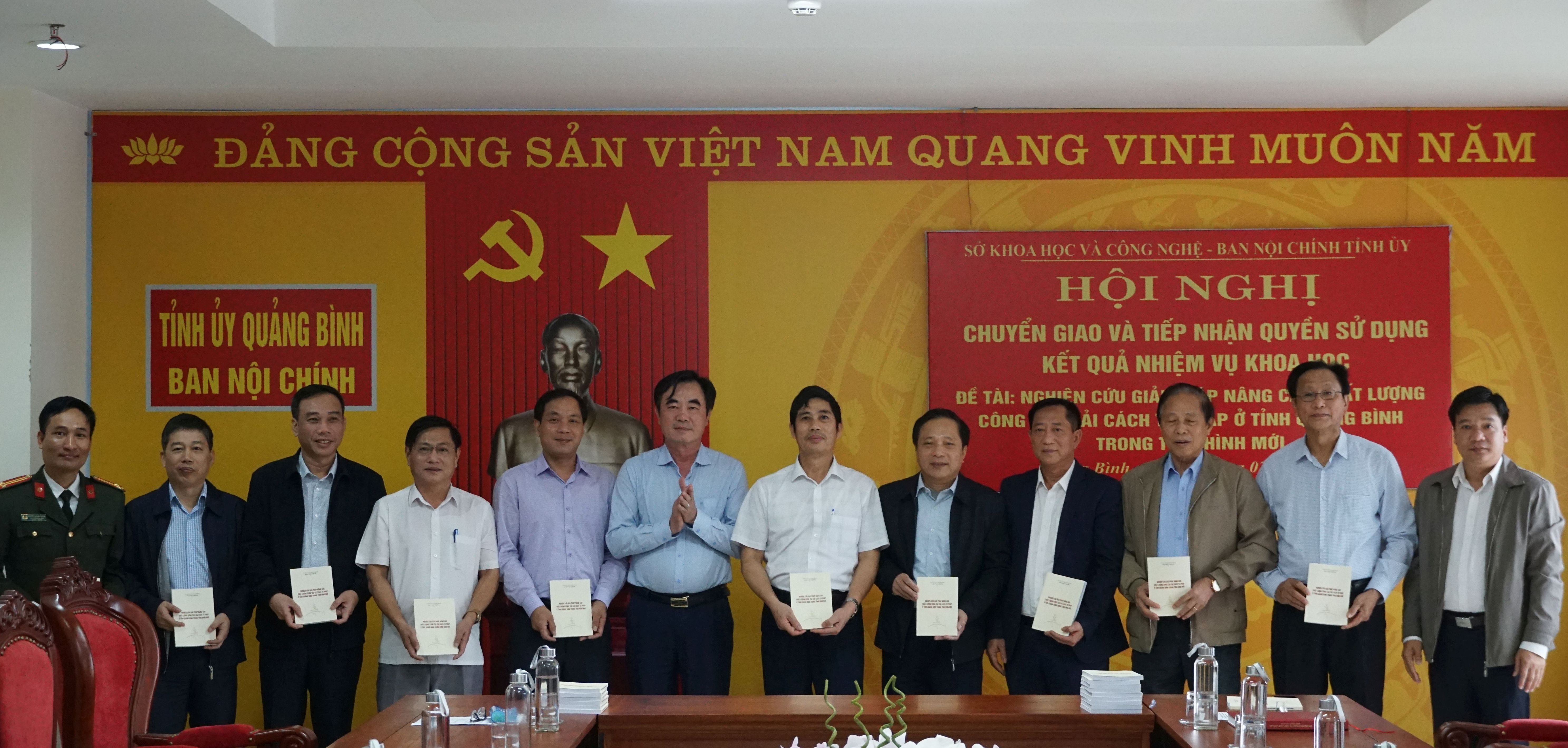 Đồng chí, Trưởng ban Nội chính Tỉnh ủy Nguyễn Lương Bình tặng sách đề tài khoa học: “Nghiên cứu giải pháp nâng cao chất lượng công tác CCTP ở tỉnh Quảng Bình trong tình hình mới” cho các đại biểu.