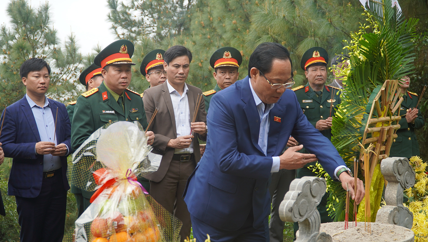 Đồng chí Thượng tướng, Phó Chủ tịch Quốc hội Trần Quang Phương  và các đại biểu dâng hương viếng Đại tướng Võ Nguyên Giáp